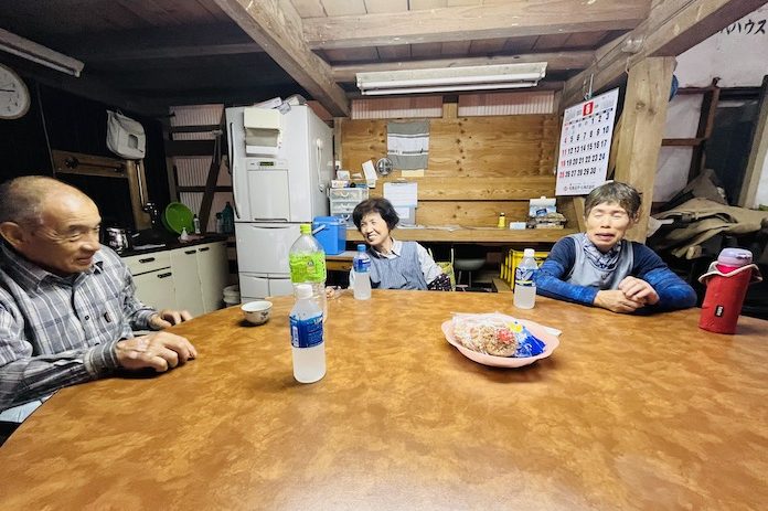 お菓子を囲む休憩の風景